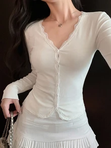 DAZY 女款蕾絲拼接修身長袖前扣鈕扣T恤 Y2K法式浪漫秋季約會白色 - 白色 - 查看 1