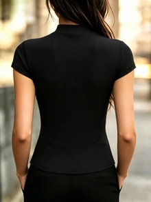 SHEIN 純黑色直條紋立領不對稱前襟三枚金屬盤扣短袖T恤修身收腰顯身材新中式改良旗袍上衣日常通勤百搭上衣 - 黑色 - 查看 2