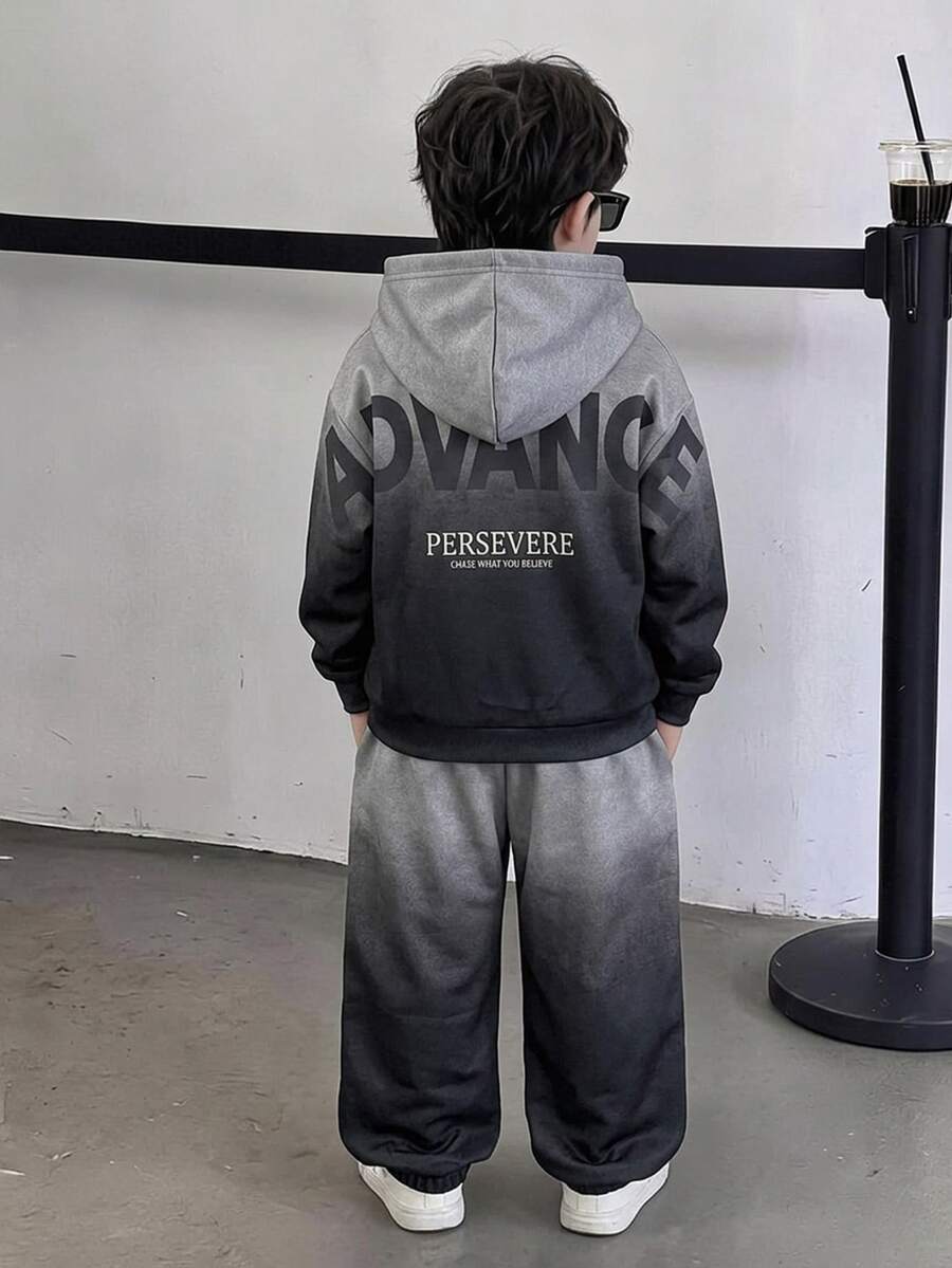 SHEIN 兒童青少年男孩休閒韓系寬鬆版型雪花布料大字母長袖連帽衛衣與鬆緊腰長褲套裝，適合通勤、上學、日常休閒外出、運動，秋冬穿著