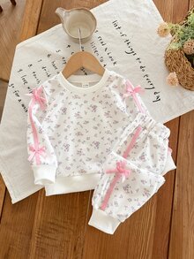 SHEIN Vintaside Kids 女嬰春秋常規厚度針織衛衣與長褲兩件套，甜美復古田園風，碎花配側邊編織帶與蝴蝶細節，修身剪裁，適合日常穿著、外出與幼兒園 - 白色 - 查看 5