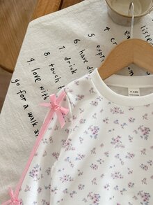 SHEIN Vintaside Kids 女嬰春秋常規厚度針織衛衣與長褲兩件套，甜美復古田園風，碎花配側邊編織帶與蝴蝶細節，修身剪裁，適合日常穿著、外出與幼兒園 - 白色 - 查看 7