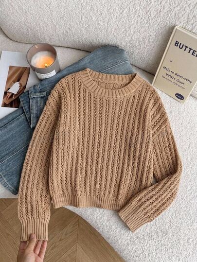 SHEIN Suéter de punto grueso minimalista de moda para niñas preadolescentes en otoño/invierno, manga larga, patrón 3D de moda, hombros caídos cortos, cuello redondo, adecuado para viajes, escuela, ropa de calle y actividades al aire libre