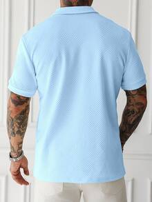 Manfinity Homme 大尺碼男士深綠色華夫格紋 Polo 衫，短袖拉鍊領口 Polo 衫，休閒夏季度假風，老錢風復古 - 淺藍色 - 查看 2