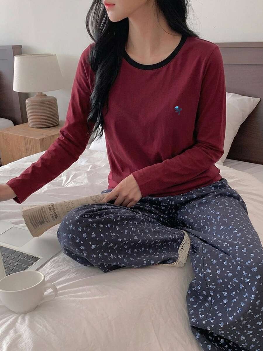 DAZY 2件組花卉圖案拼色短袖T恤與長款睡褲套裝,夏季女款睡衣套裝 - 酒紅色 - 查看 1