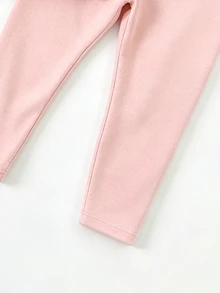 SHEIN 2件組 Youy 女孩時尚圓領運動衫與甜美修身長褲套裝，俏皮可愛蜜蜂與花朵圖案設計，適合假期派對，春秋冬季穿著，輕鬆舒適，小女孩春秋冬季首選，時尚休閒穿搭，春秋冬季街頭風，返校派對休閒穿搭 - 彩色 - 查看 6