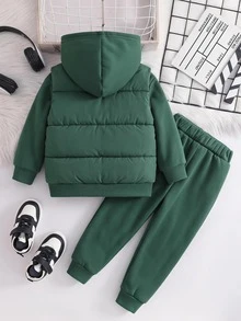 SHEIN Genkimix Kids 3件組男童套裝，厚實保暖絎縫填充背心立領拉鍊連帽外套與慢跑長褲冬季運動服套裝，秋季服飾，聖誕節，Noël - 墨綠色 - 查看 2