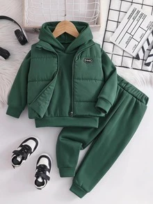 SHEIN Genkimix Kids 3件組男童套裝，厚實保暖絎縫填充背心立領拉鍊連帽外套與慢跑長褲冬季運動服套裝，秋季服飾，聖誕節，Noël - 墨綠色 - 查看 4