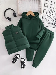 SHEIN Genkimix Kids 3件組男童套裝，厚實保暖絎縫填充背心立領拉鍊連帽外套與慢跑長褲冬季運動服套裝，秋季服飾，聖誕節，Noël - 墨綠色 - 查看 3