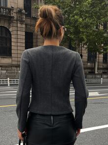 DAZY 女款深灰色不對稱斜扣短款休閒街頭通勤大衣，秋冬款 - 深灰色 - 查看 6