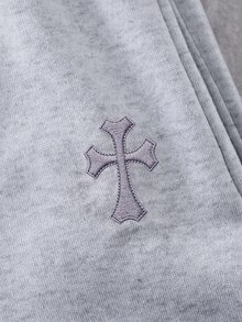 SHEIN 2件組男孩連帽衛衣與運動長褲套裝，初秋新品，返校必備，高端灰色極簡街頭風，長袖套頭連帽衫搭配抽繩收口運動長褲，經典深色十字花圖案，休閒日常穿著，男孩街頭風穿搭，適合學校與外出 - 灰色 - 查看 6