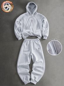 SHEIN 2件組男孩連帽衛衣與運動長褲套裝，初秋新品，返校必備，高端灰色極簡街頭風，長袖套頭連帽衫搭配抽繩收口運動長褲，經典深色十字花圖案，休閒日常穿著，男孩街頭風穿搭，適合學校與外出 - 灰色 - 查看 2