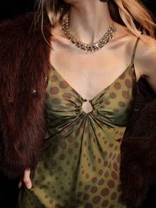 Aveloria Modichic 秋季橄欖綠與咖啡色對比不對稱漸層波點印花緞面細肩帶金屬扣褶皺鏤空設計女款洋裝，精緻優雅派對老錢風復古現代奢華百搭 - 綠色 - 查看 7