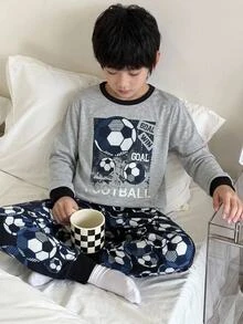 SHEIN 兒童青少年男孩修身足球圖案圓領長袖T恤與秋冬長褲 2件組 柔軟舒適修身睡衣套裝 - 彩色 - 查看 1