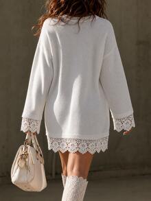Linhara CURVE كنزة صوفية فضفاضة بحجم كبير بتصميم رومانسي عتيق مع تطريز دانتيل مفرغ وقطع منسوجة شتوية - أبيض - مشاهدة 2