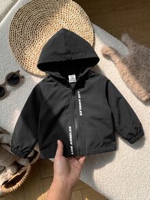 SHEIN 新生兒男嬰休閒百搭黑色字母印花連帽防風夾克外套，適合冬季 - 黑色 - 查看 7