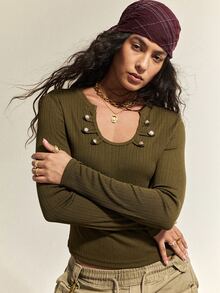 SHEIN تي شيرت نسائي بقصة ضيقة وأكمام طويلة مضلعة مزين بأزرار معدنية متماثلة بلون موحد بتصميم بسيط عتيق أنيق وعصري متعدد الاستخدامات - أخضر عسكري - مشاهدة 5