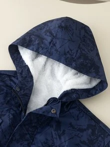 SHEIN 青少年男孩雪絨內裡連帽夾克 迷彩印花抓絨 秋冬外套 拉鍊保暖防風夾克 貨物口袋 童裝休閒外套 - 藏蓝色 - 查看 4