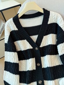 GlowEve CURVE Cardigan Rajut Kabel Bergaris Leher V Longgar Serbaguna Ukuran Plus untuk Wanita - Hitam dan Putih - View 6