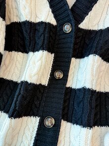 GlowEve CURVE Cardigan Rajut Kabel Bergaris Leher V Longgar Serbaguna Ukuran Plus untuk Wanita - Hitam dan Putih - View 5