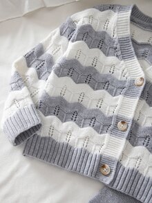 SHEIN Elladie kids 女童鏤空波浪提花針織套裝，灰色與白色條紋V領開襟衫＋寬腿長褲，2件式休閒針織套裝，適合秋冬 - 淺灰色 - 查看 4