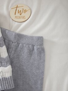 SHEIN Elladie kids 女童鏤空波浪提花針織套裝，灰色與白色條紋V領開襟衫＋寬腿長褲，2件式休閒針織套裝，適合秋冬 - 淺灰色 - 查看 6
