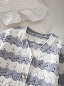 SHEIN Elladie kids 女童鏤空波浪提花針織套裝，灰色與白色條紋V領開襟衫＋寬腿長褲，2件式休閒針織套裝，適合秋冬 - 淺灰色 - 查看 8