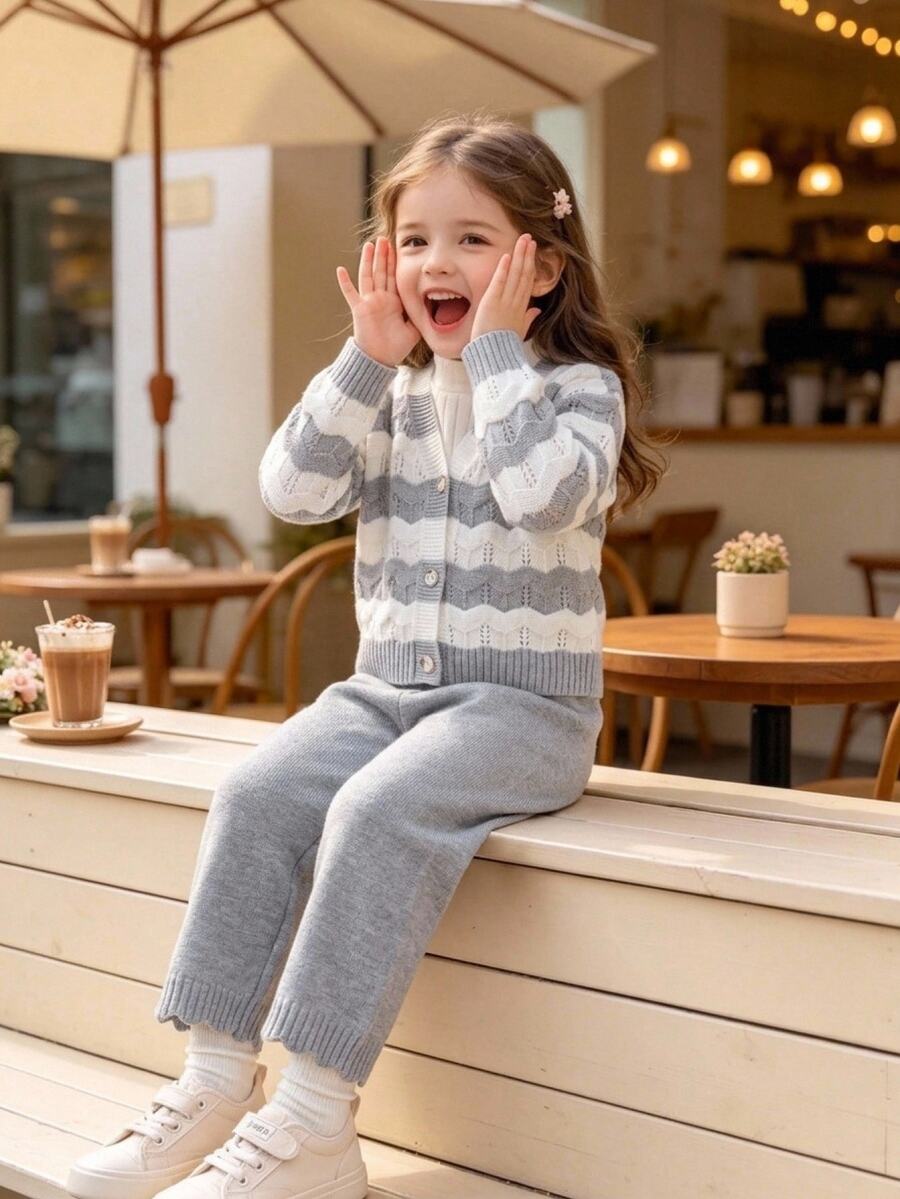 SHEIN Elladie kids 女童鏤空波浪提花針織套裝,灰色與白色條紋V領開襟衫+寬腿長褲,2件式休閒針織套裝,適合秋冬 - 淺灰色 - 查看 1