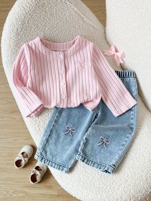 SHEIN 2件組幼女針織開襟上衣與牛仔褲套裝，可愛粉藍配色，羅紋刺繡蝴蝶結，長袖圓領，常規版型，舒適彈性腰，適合派對與秋季穿著 - 粉色 - 查看 9