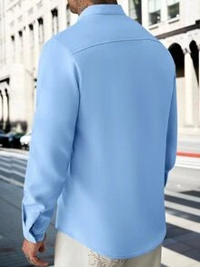 Manfinity Homme 男士休閒長袖鈕扣襯衫，純色紋理淺藍色，適合夏季工作商務通勤，防皺雙口袋，秋季輕便正式款 - 藍色 - 查看 2