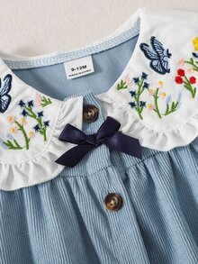 SHEIN Playful Pals 1件女嬰長袖洋裝，甜美藍色蝴蝶花卉刺繡，荷葉邊蝴蝶結彈性袖口，彼得潘領，正裝，生日秋季婚禮賓客可愛款 - 藍色 - 查看 3