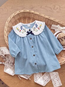 SHEIN Playful Pals 1件女嬰長袖洋裝，甜美藍色蝴蝶花卉刺繡，荷葉邊蝴蝶結彈性袖口，彼得潘領，正裝，生日秋季婚禮賓客可愛款 - 藍色 - 查看 6