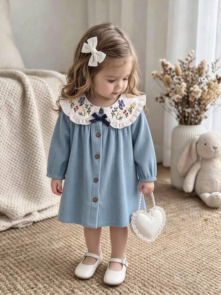 SHEIN Playful Pals 1件女嬰長袖洋裝,甜美藍色蝴蝶花卉刺繡,荷葉邊蝴蝶結彈性袖口,彼得潘領,正裝,生日秋季婚禮賓客可愛款 - 藍色 - 查看 1