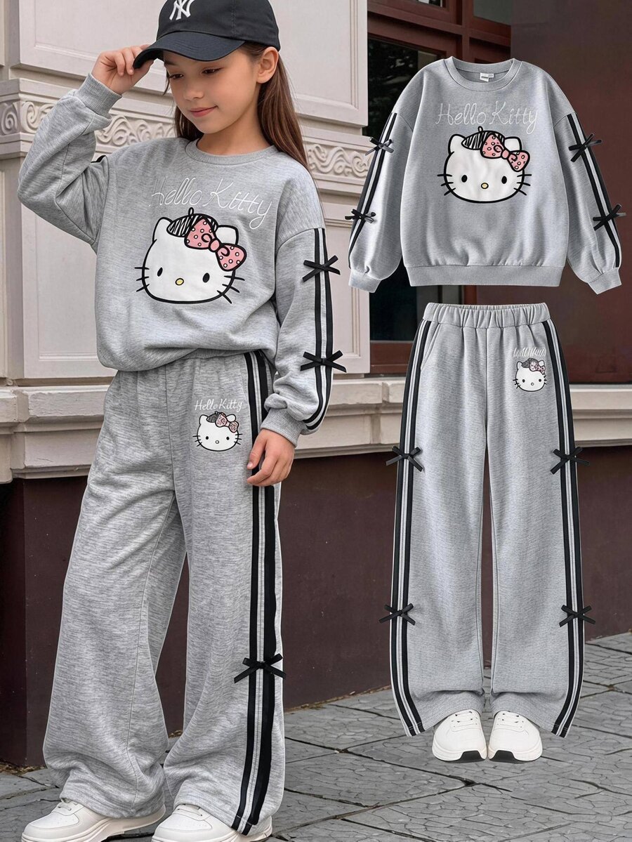 HELLO KITTY AND FRIENDS | SHEIN 青少年女孩秋冬休閒抓絨內裡加厚運動衫套裝，聯名貓頭蝴蝶結印花，寬鬆圓領落肩長袖套頭衫搭配印花百褶寬腿直筒運動長褲，運動風兩件式灰色花卉套裝 - 灰色 - 查看 1