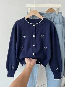 SHEIN 8-12歲女童深藍色圓領短版針織開襟衫，白色蝴蝶結刺繡，泡泡長袖，對比色鋸齒飾邊，單排鈕扣前開襟，學院風校園春秋百搭針織外套 - 藏蓝色 - 查看 3