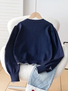 SHEIN 8-12歲女童深藍色圓領短版針織開襟衫，白色蝴蝶結刺繡，泡泡長袖，對比色鋸齒飾邊，單排鈕扣前開襟，學院風校園春秋百搭針織外套 - 藏蓝色 - 查看 2