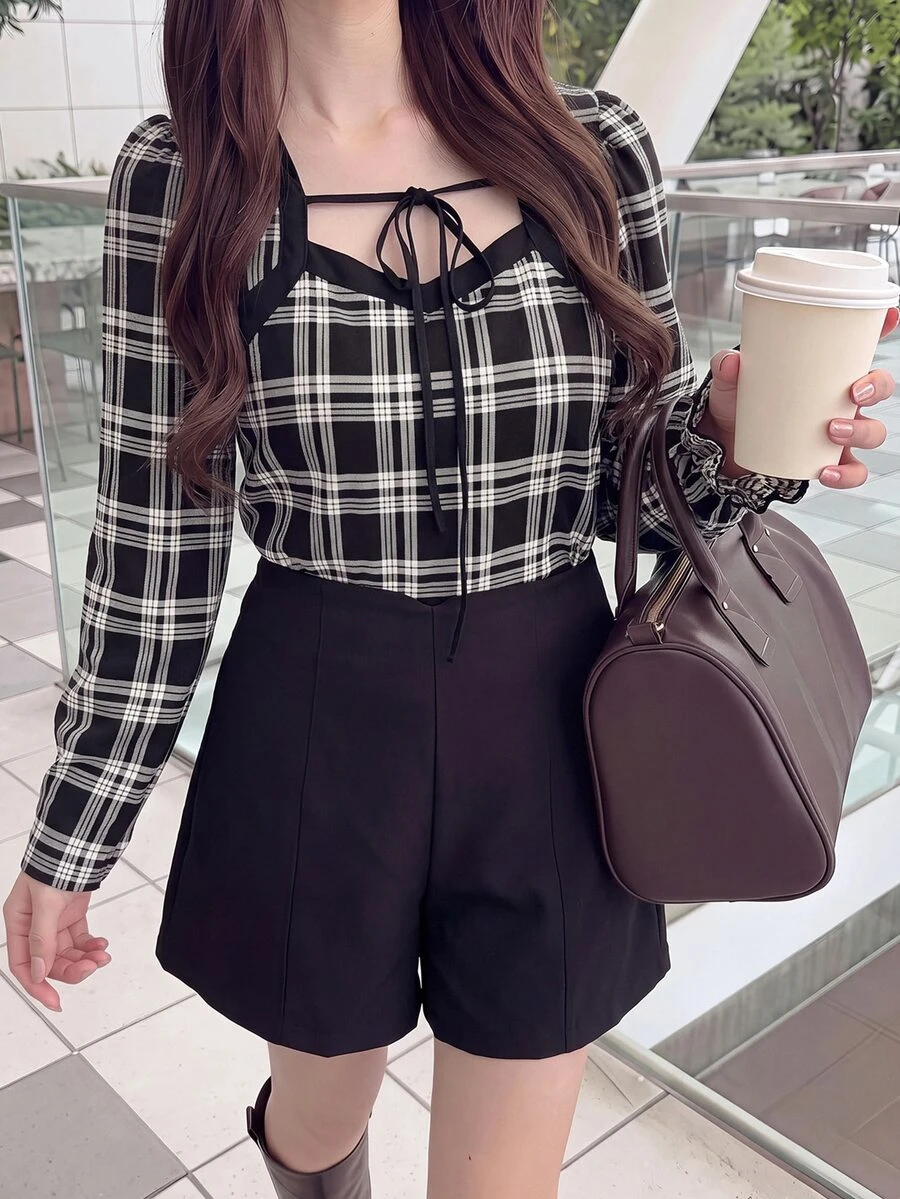 Bijouette Kaos Lengan Panjang Motif Kotak-kotak Gaya Korea Ukuran Besar dengan Ikatan di Depan, Gaya Preppy - Hitam dan Putih - View 1