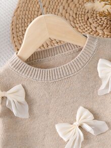 SHEIN Playful Pals 女童燕麦色手工欧根纱蝴蝶结圆领落肩长袖毛衣+配套百褶裙，柔软舒适，适合日常、户外、旅行、度假、居家、托儿所和儿童玩耍。女童春秋半裙，女童毛衣裙，女童秋冬服装两件套，幼儿女童可爱复古风秋冬少女装。 - 杏色 - 查看 5