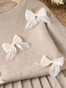 SHEIN Playful Pals 女童燕麦色手工欧根纱蝴蝶结圆领落肩长袖毛衣+配套百褶裙，柔软舒适，适合日常、户外、旅行、度假、居家、托儿所和儿童玩耍。女童春秋半裙，女童毛衣裙，女童秋冬服装两件套，幼儿女童可爱复古风秋冬少女装。 - 杏色 - 查看 6