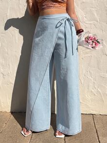 SHEIN CURVE+ بنطلون جينز مقاس كبير بطبعة مخططة وربطة جانبية بتصميم 2 في 1 وساق واسعة - أزرق فاتح - مشاهدة 4