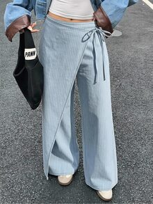 SHEIN CURVE+ بنطلون جينز مقاس كبير بطبعة مخططة وربطة جانبية بتصميم 2 في 1 وساق واسعة - أزرق فاتح - مشاهدة 8