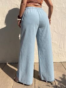 SHEIN CURVE+ بنطلون جينز مقاس كبير بطبعة مخططة وربطة جانبية بتصميم 2 في 1 وساق واسعة - أزرق فاتح - مشاهدة 3