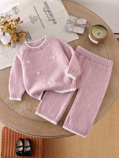 SHEIN Vintaside Kids طقم كنزة مطرزة وبنطلون واسع الساق للبنات الصغيرات، وردي فاتح بنقوش زهرية، خريف، لطيف، ملابس محبوكة متناسقة للعائلة، ملابس شتوية دافئة ومريحة