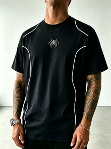 Sport MetroGents 男款圓領蜘蛛印花短袖T恤，黑色底色搭配白色條紋對比設計，休閒百搭運動上衣，健身房適用 - 黑色 - 查看 3