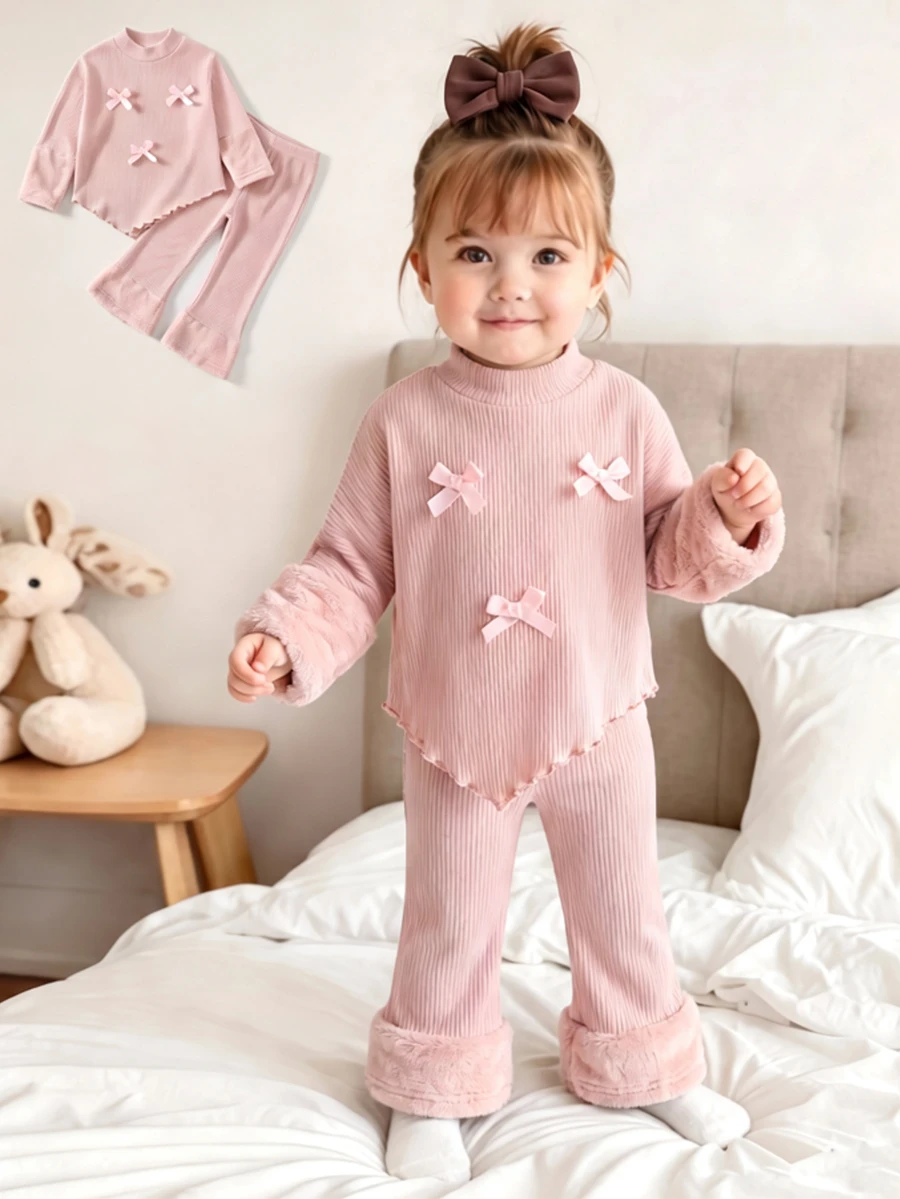 SHEIN 女童秋冬甜美蝴蝶結兩件套，半高領不對稱羅紋上衣搭配毛絨飾邊喇叭褲，柔粉色冬季款 - 粉色 - 查看 1