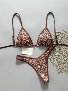 SHEIN Swim Swim SXY 2件組 春夏度假動物印花隨機圖案 金色花朵圓盤裝飾 三角比基尼上衣與高衩丁字褲性感比基尼泳衣套裝 女款 - 彩色 - 查看 4
