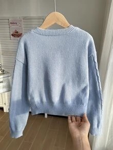 SHEIN 女童秋冬時尚百搭短版天藍色長袖麻花針織開襟衫，蝴蝶與鈕扣裝飾，甜美優雅，柔軟面料，易搭配牛仔褲與裙子，適合派對、外出、購物、上學等多種場合的時尚單品 - 藍色 - 查看 2