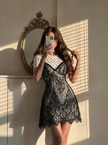 SHEIN MOD 黑白蕾絲 2 合 1 短洋裝，優雅女款波點 T-shirt 搭配黑色蕾絲上身疊層迷你洋裝，修身顯身材，奢華風 - 黑與白 - 查看 1