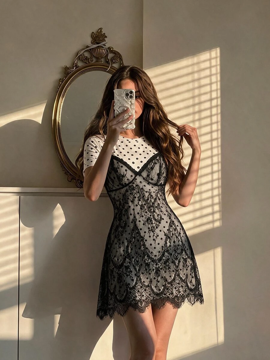 SHEIN MOD 黑白蕾絲 2 合 1 短洋裝,優雅女款波點 T-shirt 搭配黑色蕾絲上身疊層迷你洋裝,修身顯身材,奢華風 - 黑與白 - 查看 1