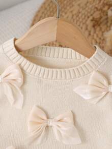 SHEIN Playful Pals 女嬰蝴蝶結裝飾圓領長袖針織套頭上衣與百褶針織裙套裝，秋冬款 - 杏色 - 查看 7