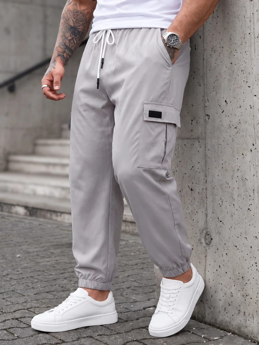 Manfinity CasualCool 男士加大码休闲工装裤，适合日常休闲穿着、周末出游、户外活动、旅行、探险以及与朋友的社交聚会。这款裤子是男士衣橱中不可或缺的百搭单品，也是送给男朋友或老公的绝佳礼物。秋季 - 淺灰色 - 查看 1